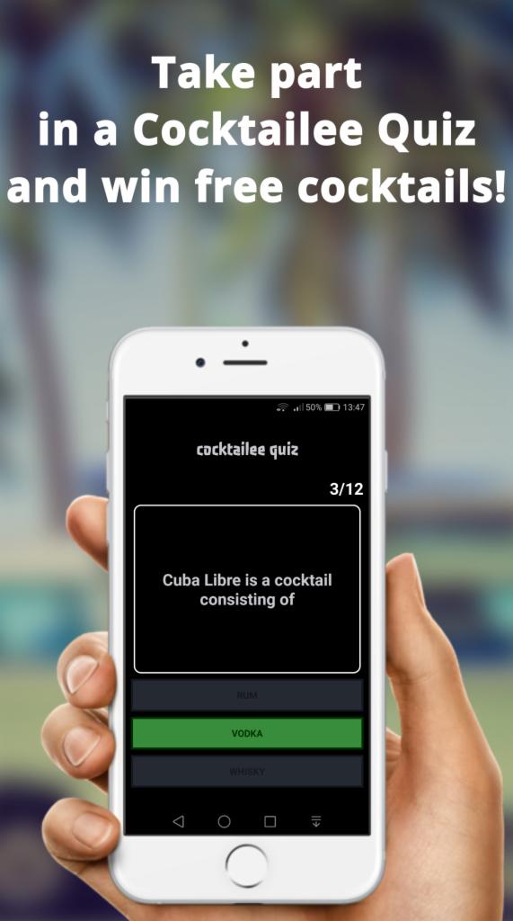 Smartfon w dłoni z uruchomionym quizem o nazwie 'Cocktailee Quiz', pytanie o skład drinka Cuba Libre, trzy opcje odpowiedzi: rum, wódka, whisky.