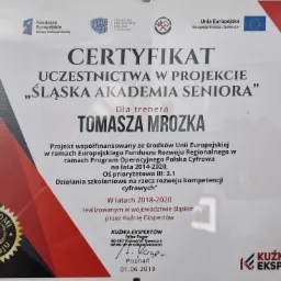 Certyfikat uczestnictwa w projekcie 'Śląska Akademia Seniora' dla trenera Tomasza Mrozka, wydany przez Kuźnię Ekspertów w Poznaniu, potwierdzający udział w projekcie współfinansowanym ze środków...