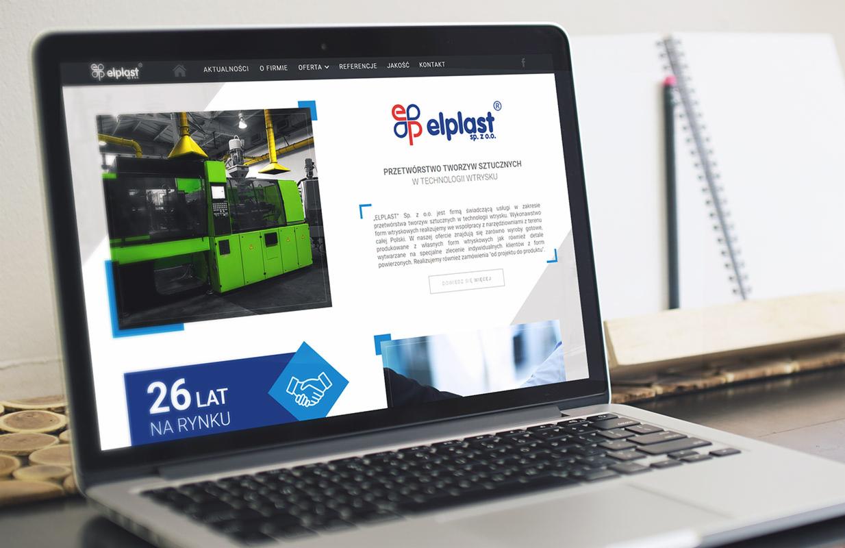 Laptop wyświetlający stronę internetową firmy Elplast z zieloną maszyną do przetwórstwa tworzyw sztucznych w tle, obok notatnik z ołówkiem.