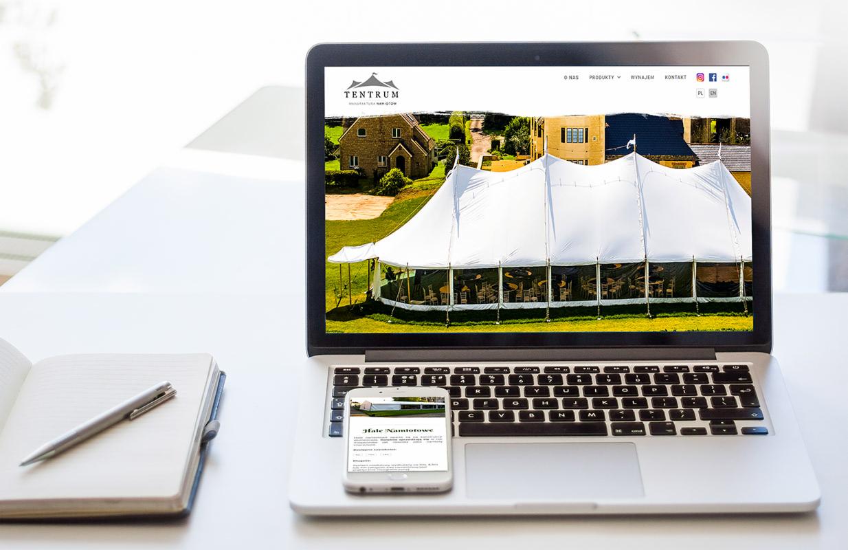 Laptop wyświetla stronę internetową firmy Tentrum prezentującą biały namiot imprezowy na tle zielonego trawnika i budynków. Smartfon leży na klawiaturze, pokazując mobilną wersję strony 'Hale...