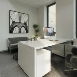 Wizualizacja biura z białym biurkiem, czarnym krzesłem ergonomicznym, komputerem iMac i czarno-białym zdjęciem mostu na ścianie, oświetlona naturalnym światłem z dużego okna.