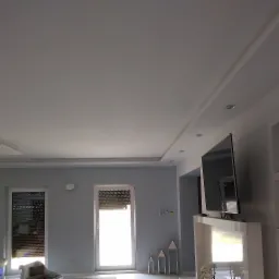 Montaż sufitów podwieszanych obrubka okien szpachlowanie malowanie ułożenie płytek