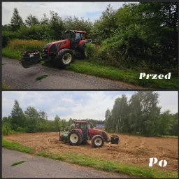 Porównanie terenu przed i po usunięciu drzew i krzewów, widoczny czerwony traktor z osprzętem do karczowania pni i wyrównywania terenu, teren przygotowany pod trawnik.