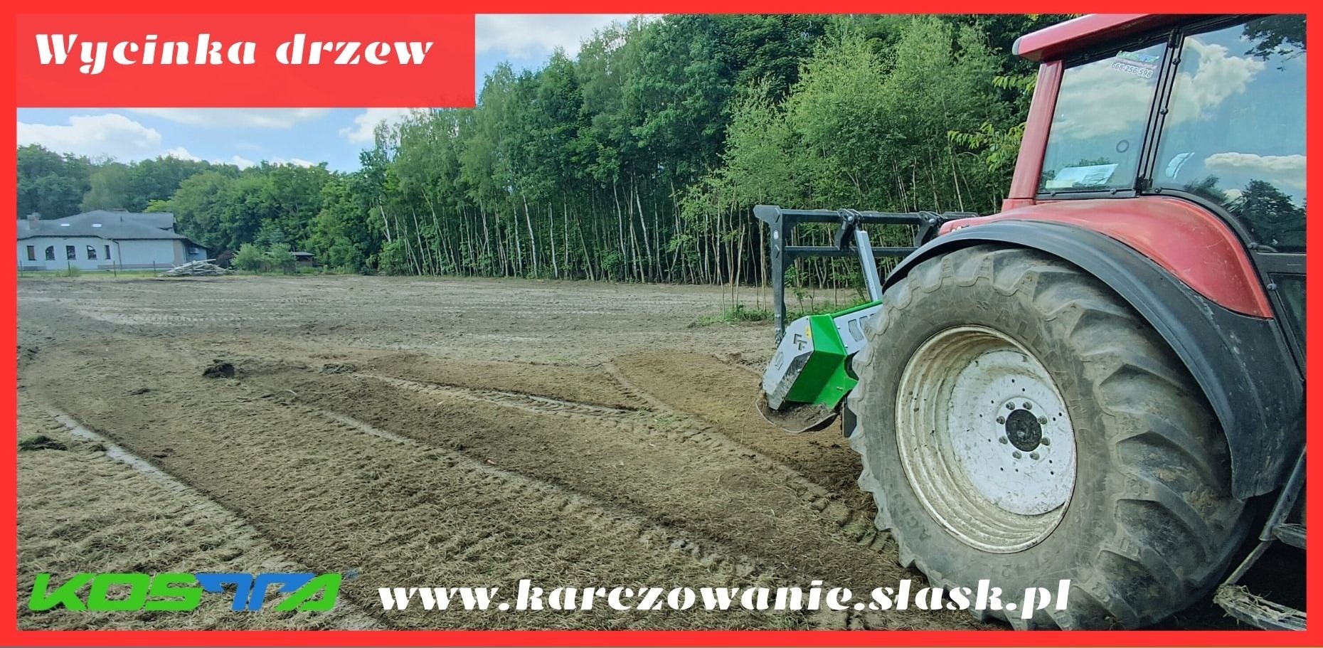 Czerwony traktor z frezem glebowym przygotowuje teren pod trawnik, widoczne ślady opon i resztki po wycince drzew na rozległym, płaskim terenie.