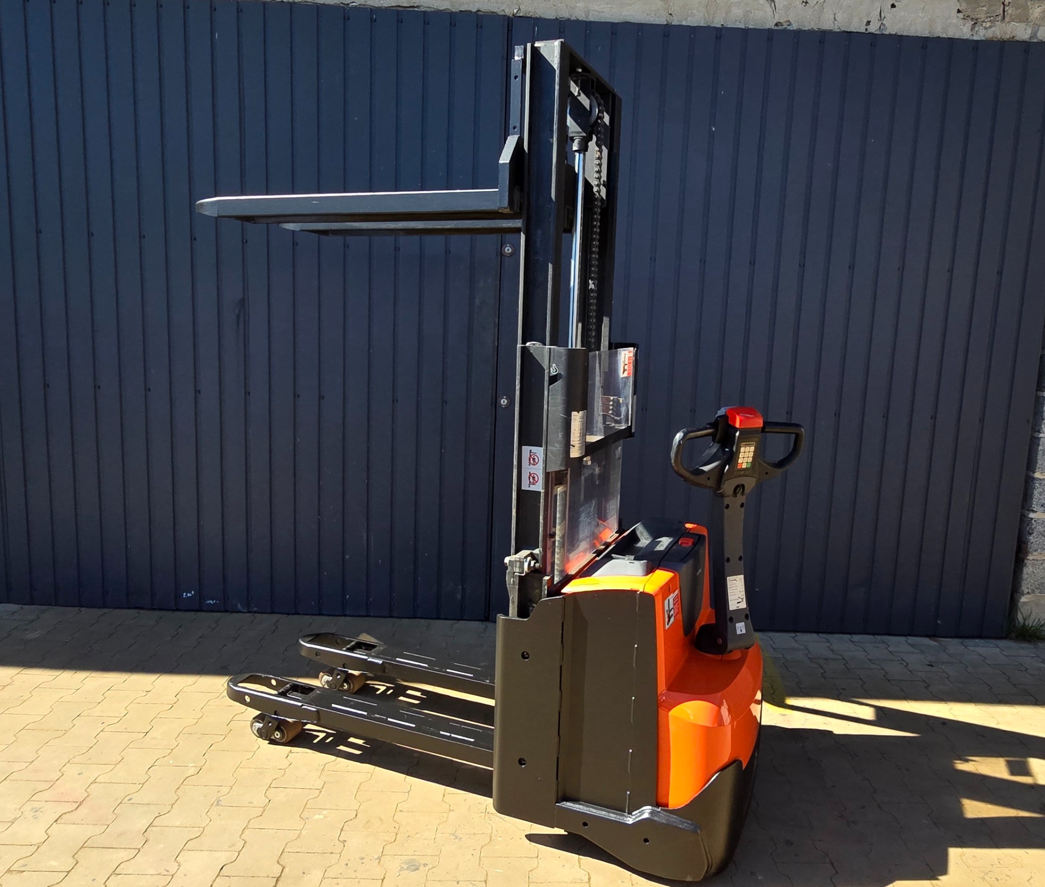 Paleciak elektryczny Toyota z niskim masztem