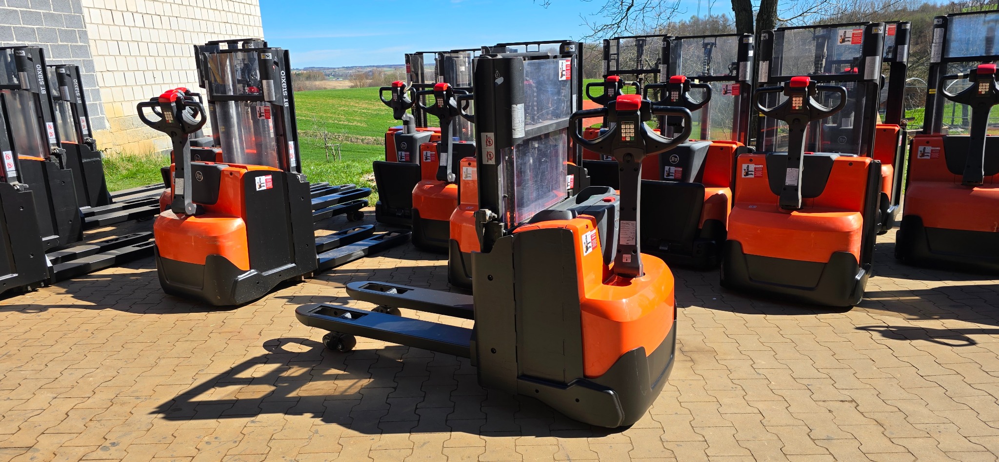 Wózek z wstępnym podnoszeniem wideł. Toyota SWE 200d