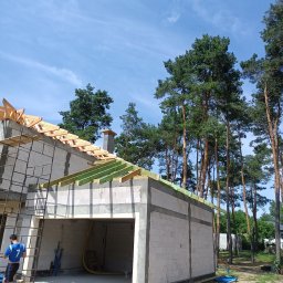 Wykonanie więźby dachowej nad garażem oraz pokrycie całego dachu blachodachówką Pruszyński Płaska plus.
Okna połaciowe velux combo
Kominy z szablonu EDGE FOLD