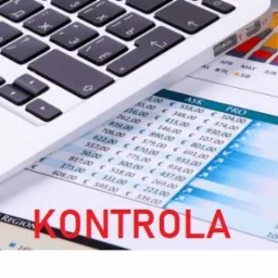 Laptop, czarno-srebrny długopis, banknoty 50 USD i dokumenty finansowe z wykresami i tabelami na biurku, z napisem 'KONTROLA' w dolnej części dokumentu.