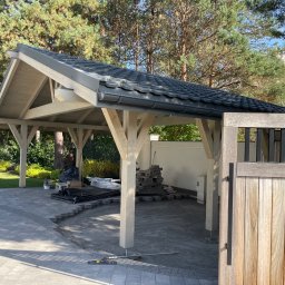 Wiata 2 stanowiskowa z drewna BSH pokryta blachodachówką modułową