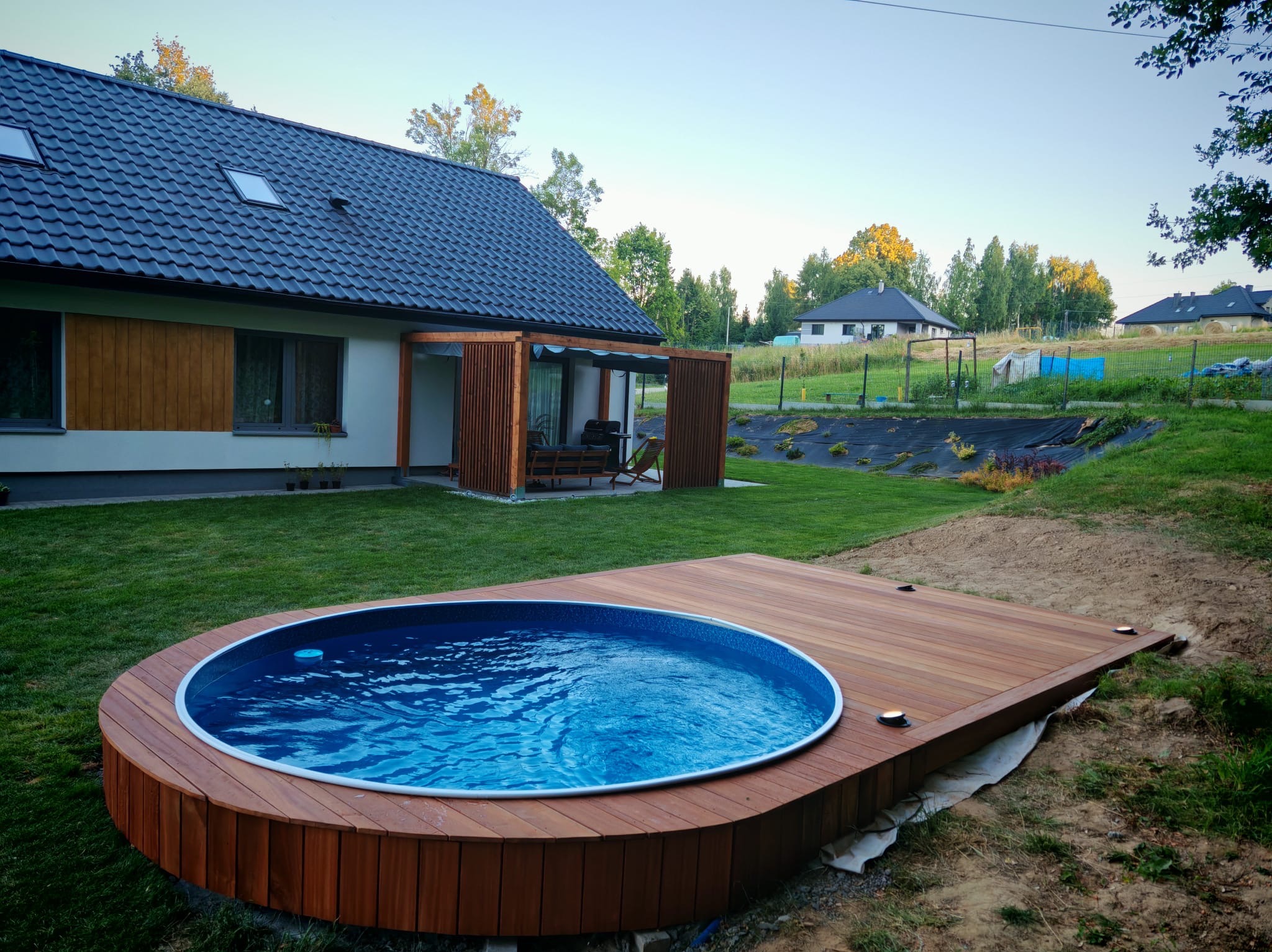 Obudowa basenu z drewna egzotycznego