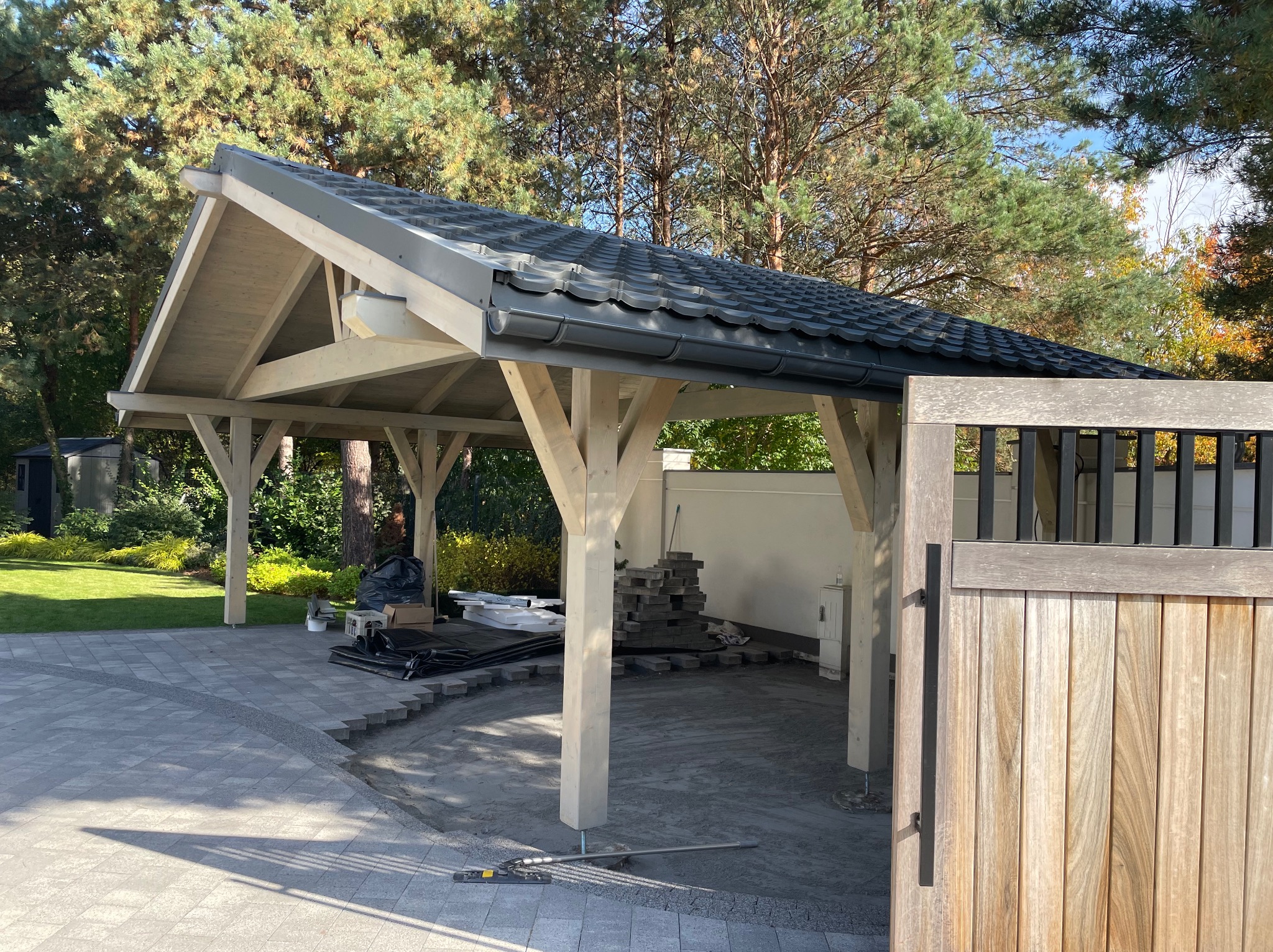 Wiata 2 stanowiskowa z drewna BSH pokryta blachodachówką modułową