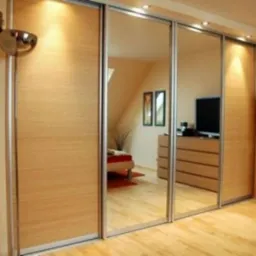 Szafa wnękowa z drzwiami przesuwnymi pełniąca rolę garderoby. Zastosowano rozwiązania systemowe firmy Sevroll.