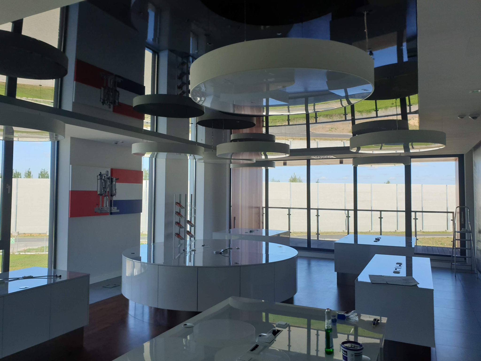 Zabudowa z gipsu a wnęka wypełniona sufitem napinanym. lampy wykonane z aluminium.