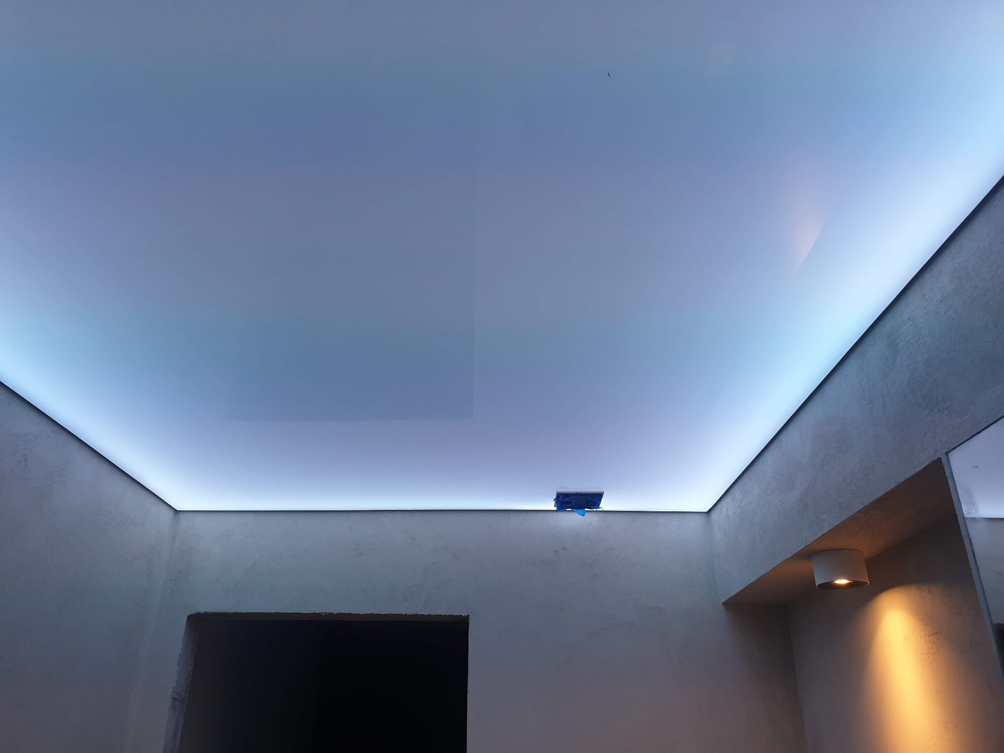 Podświetlany po obwodzie sufit napinany