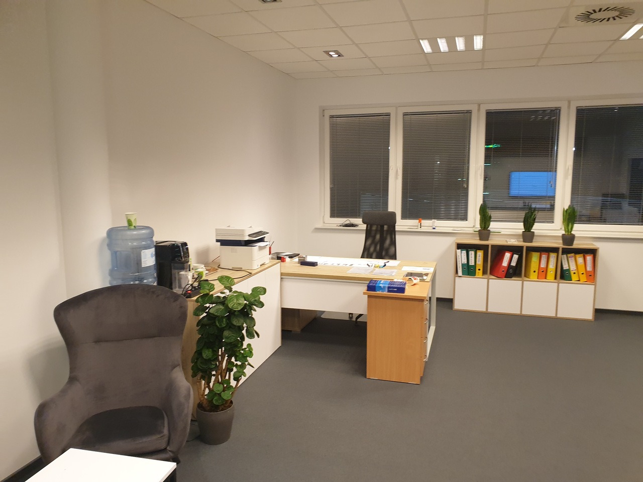 szpachlowanie, malowanie i wymiana wykładziny w biurze. na koniec montaż i ustawienie mebli