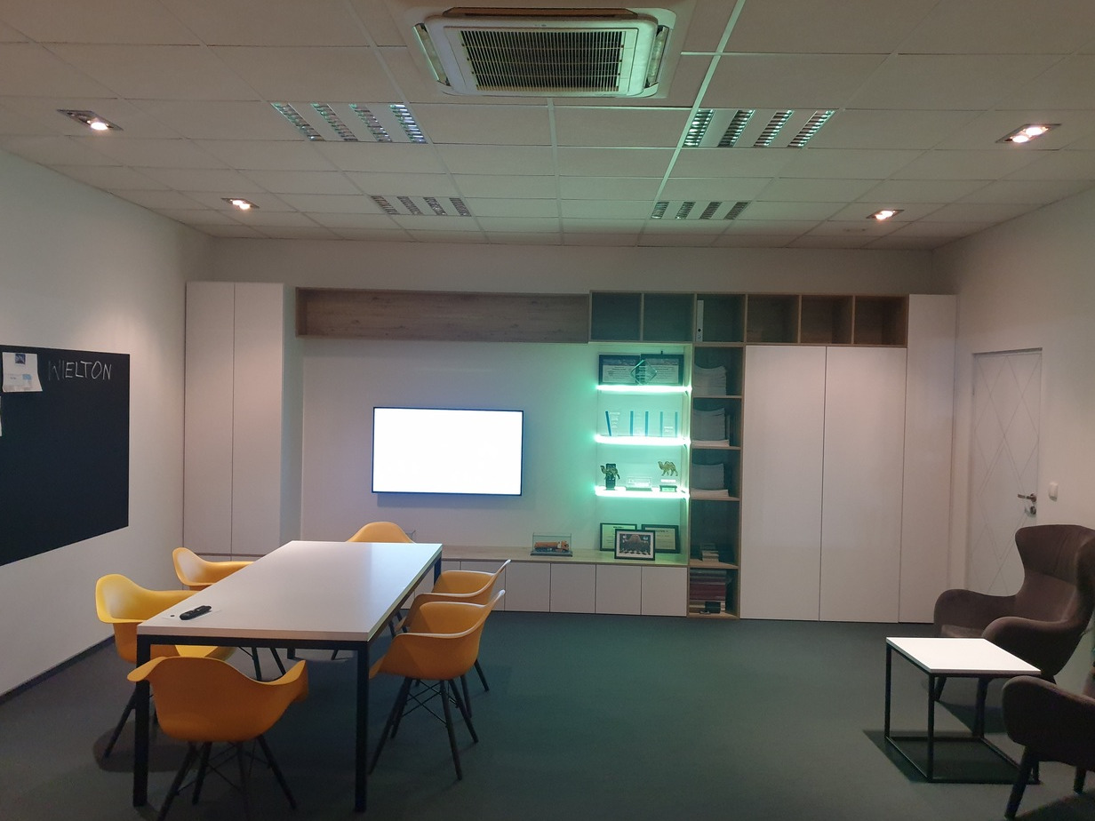 szpachlowanie, malowanie i wymiana wykładziny w biurze na koniec montaż i ustawienie mebli