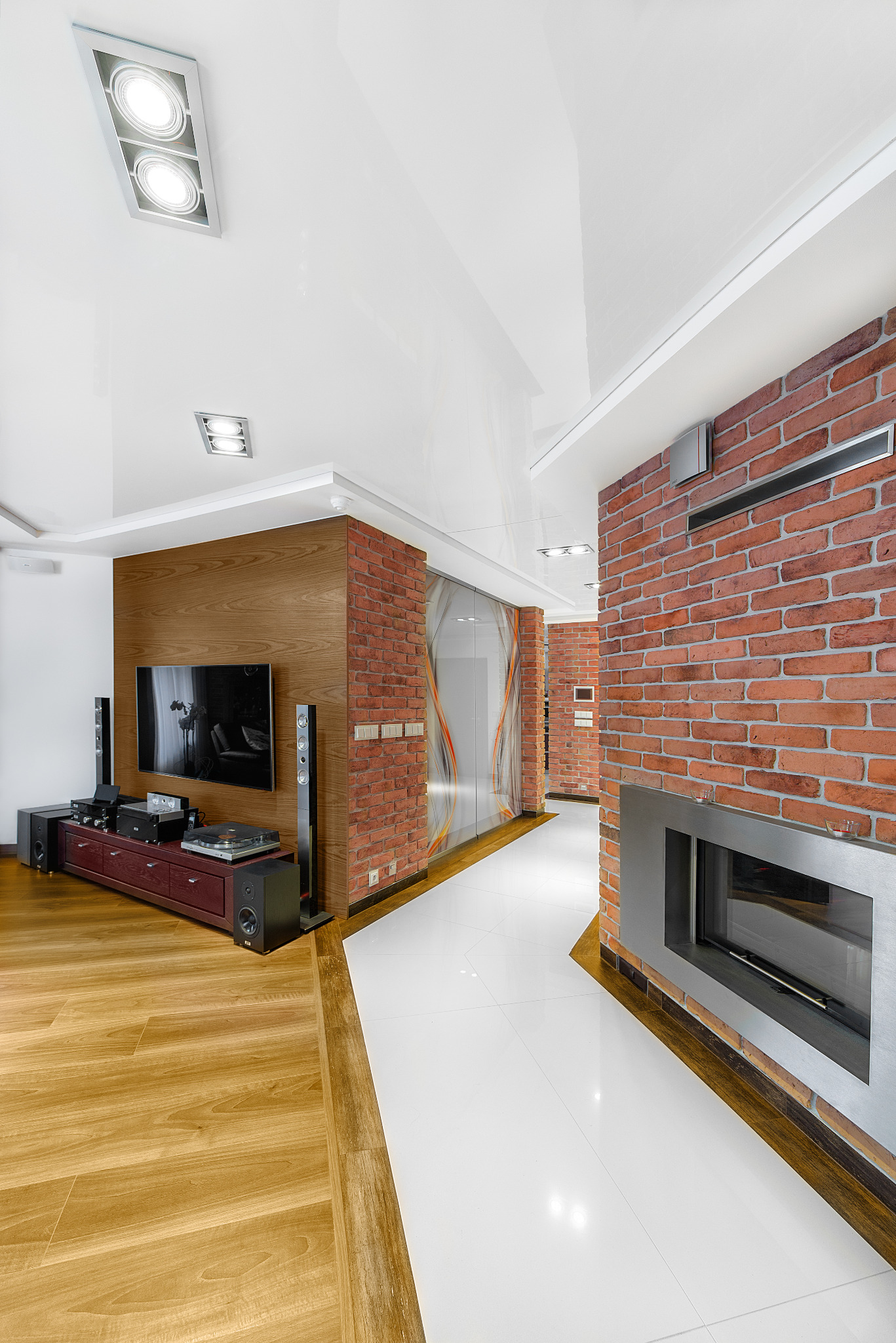 Zabudowa z gipsu i sufit napinany biały połysk