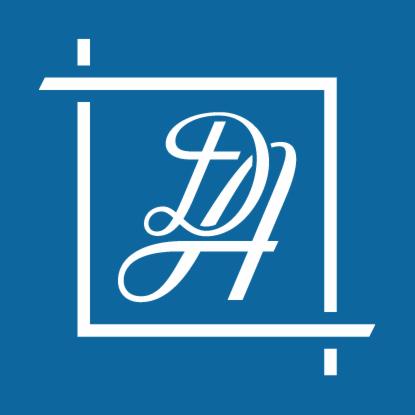 Białe logo z inicjałami 'DA' w ozdobnej czcionce, umieszczone w kwadratowej ramce na niebieskim tle.