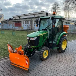 Traktor z osprzętem zimowym.