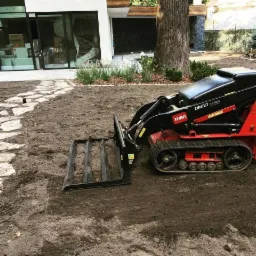 Toro DINGO z równiarką.