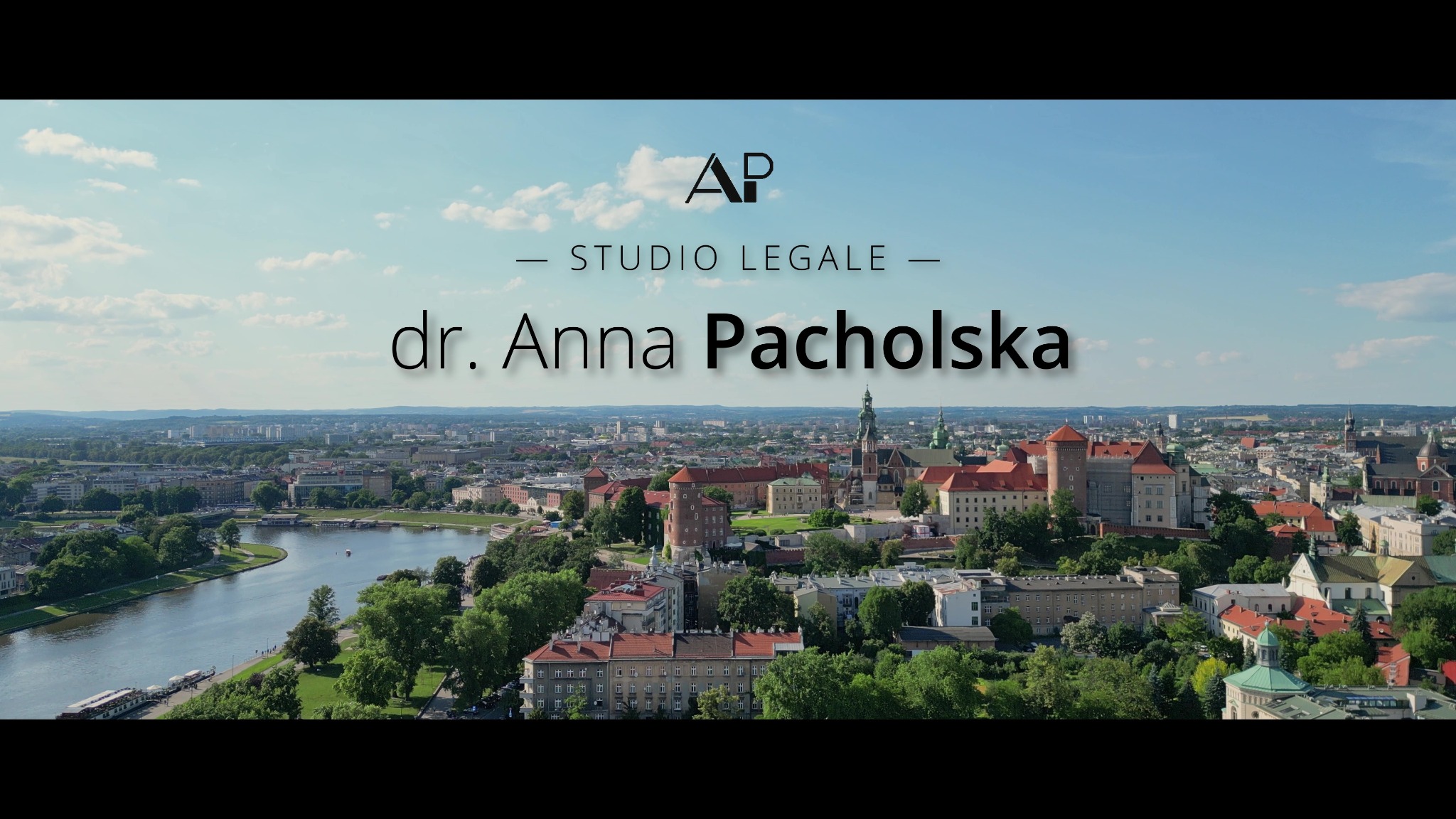 Panorama Krakowa z Wawelem pod błękitnym niebem, logo 'AP Studio Legale dr. Anna Pacholska' nałożone na obraz.