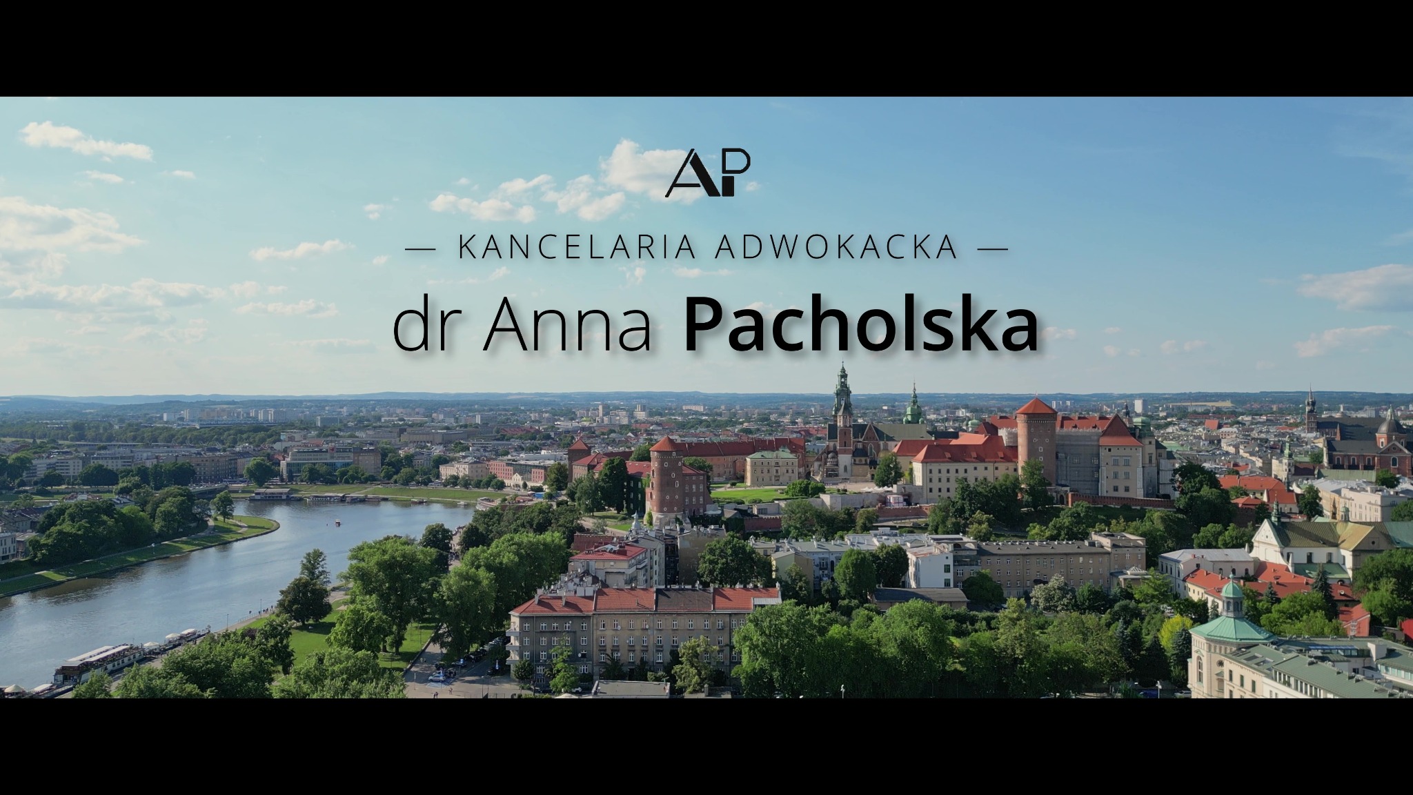 Panorama Krakowa z widocznym Wawelem, rzeką Wisłą i logo Kancelarii Adwokackiej dr Anny Pacholskiej nałożonym na obraz.