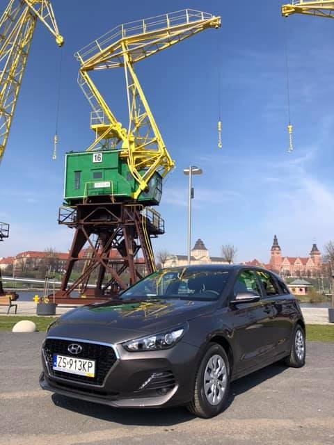 Szary Hyundai i30 na tle portowych dźwigów w Gdańsku, tablica rejestracyjna ZS 913KP.