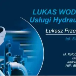 Wizytówka firmy LUKAS WOD-KAN z Gdańska, oferującej usługi instalacyjne, z ilustracją złączek i rur w odcieniach błękitu.