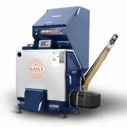 Nowoczesny piec na paliwo stałe z podajnikiem, oznaczony etykietą klasy 5, widoczny na białym tle.