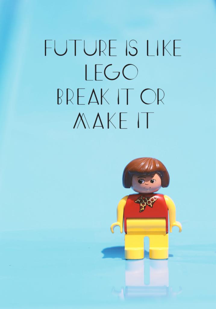 Stylizowana grafika z napisem 'Future is like LEGO. Break it or make it' nad figurką LEGO na jednolitym, błękitnym tle.