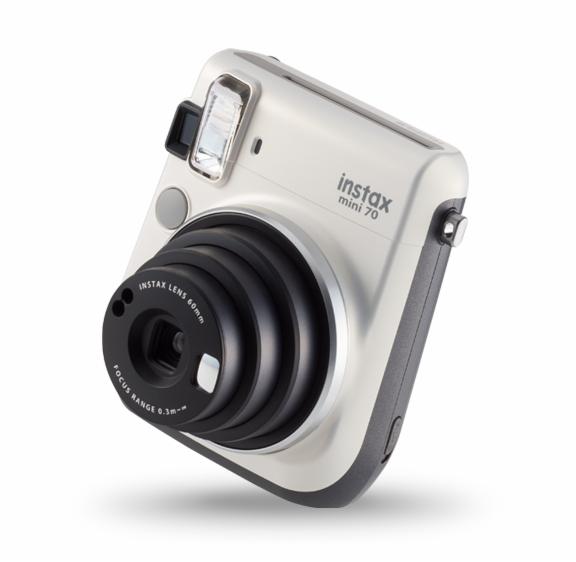 Srebrny aparat Instax Mini 70 z wysuniętym obiektywem 60mm, widoczne logo Instax i zakres ostrości 0.3m-oo.