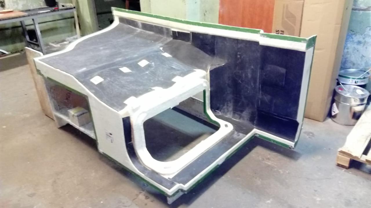 Forma z laminatu w trakcie budowy, widoczne warstwy żywicy i włókna szklanego, przygotowywana do stworzenia gotowego elementu.