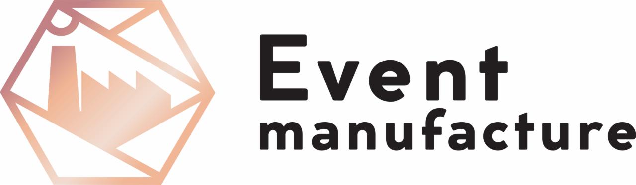 Logo firmy Event Manufacture z geometrycznym symbolem fabryki w odcieniach brzoskwini i czarnym napisem.