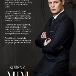 Mężczyzna w eleganckim, ciemnym garniturze w prążki, z rękami skrzyżowanymi na piersiach, prezentujący ofertę szycia na miarę.