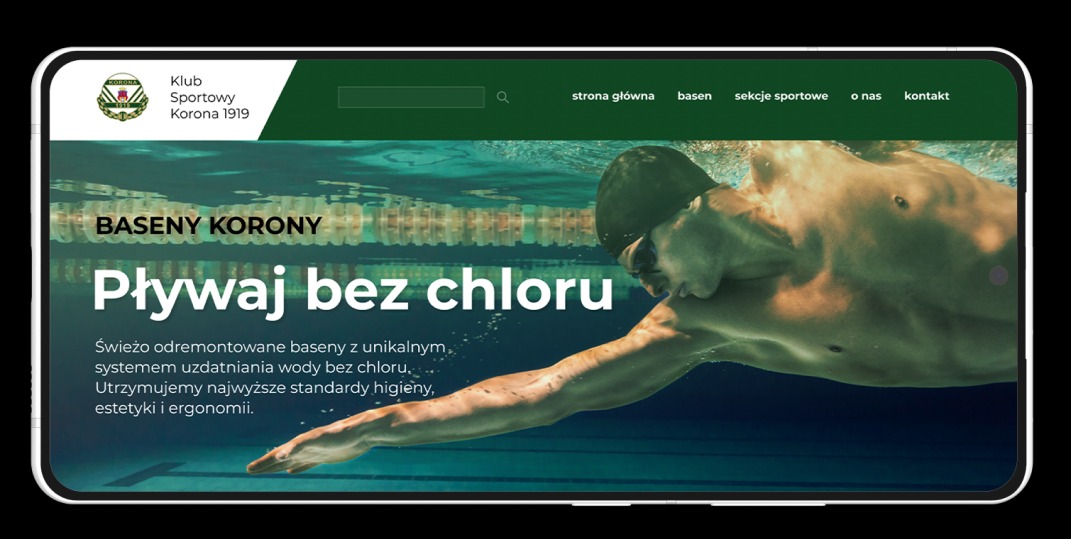 Ekran smartfona wyświetlający stronę internetową klubu sportowego Korona z pływakiem pod wodą i hasłem 'Pływaj bez chloru', promującą baseny.