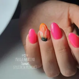 Dłoń z neonowo różowymi paznokciami w kształcie migdała, jeden paznokieć ozdobiony motywem kwiatowym w odcieniach pomarańczy i bieli z czarnym środkiem, widoczne logo firmy 'Usługi mobilne Diamant...