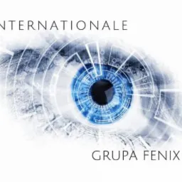Stylizowane, cyfrowe oko w odcieniach błękitu i bieli, z napisem 'INTERNATIONALE' u góry i 'GRUPA FENIX' u dołu.