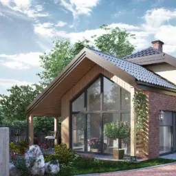 Wizualizacja domu jednorodzinnego z drewnianą elewacją, dużym przeszkleniem i ceglanym fragmentem ściany, otoczona zielenią i ogrodzeniem z betonu.