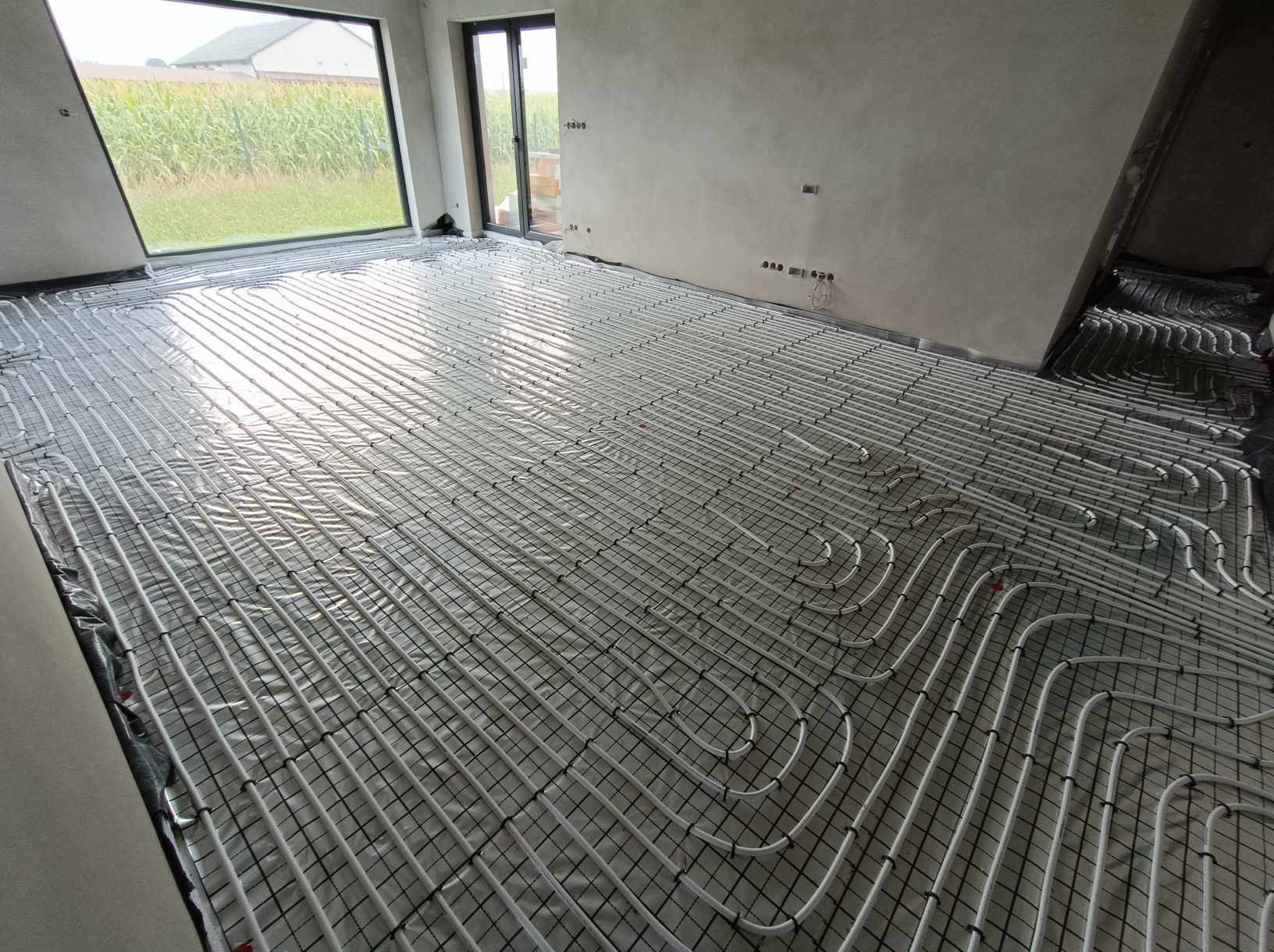 Instlalacja ogrzewania podłogowego. Współpracuje z pompą ciepła Neoheat