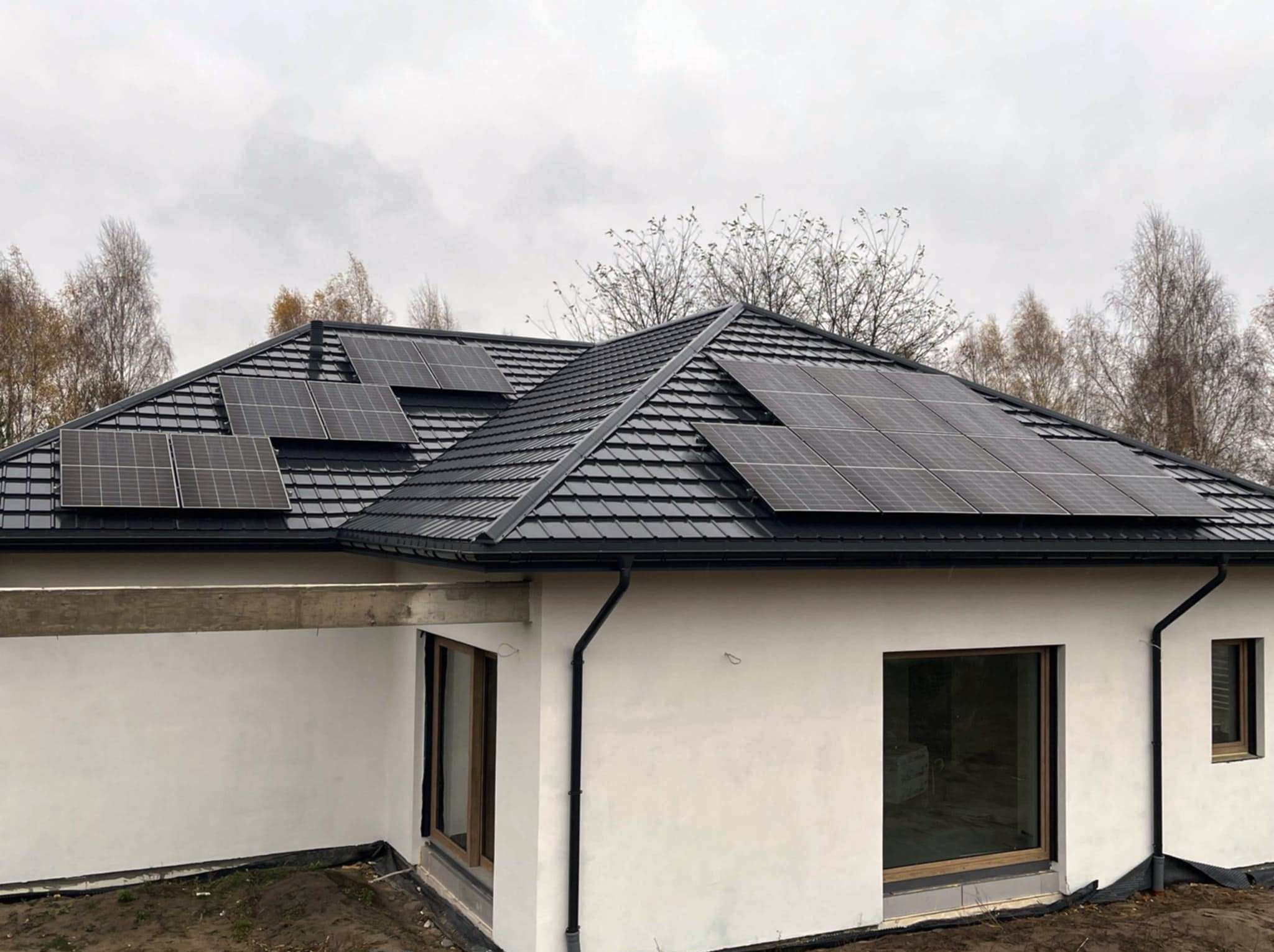Instalacja fotowoltaiczna z magazynem energii na nowym domu. Dofinansowanie w ramach programu Mój Prąd