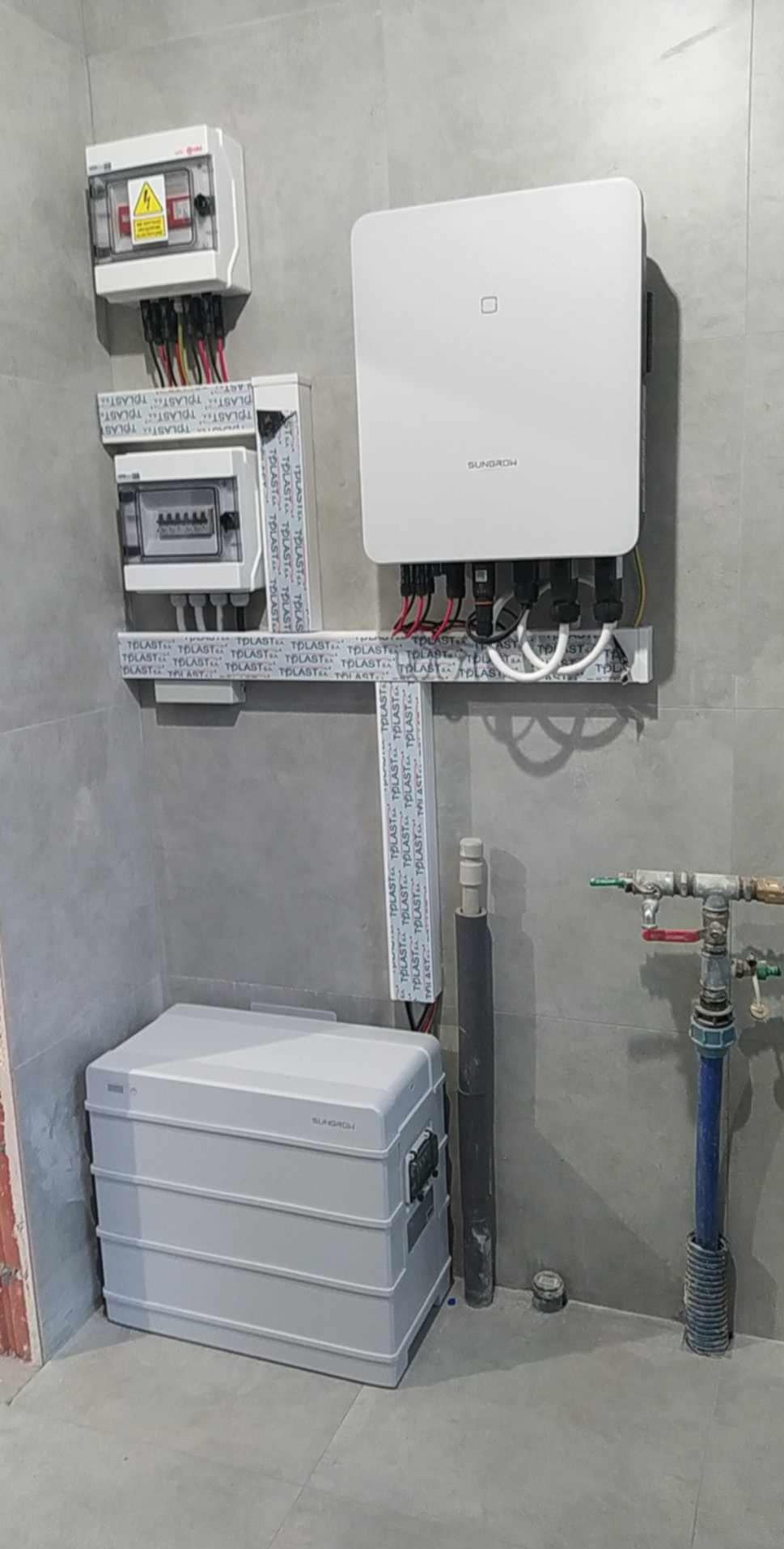 Instlalacja fotowoltaiczna z magazynem energii. Falownik Sungrow SH10RT, Magazyn energii Sungrow SBR o pojemności 9,6kWh