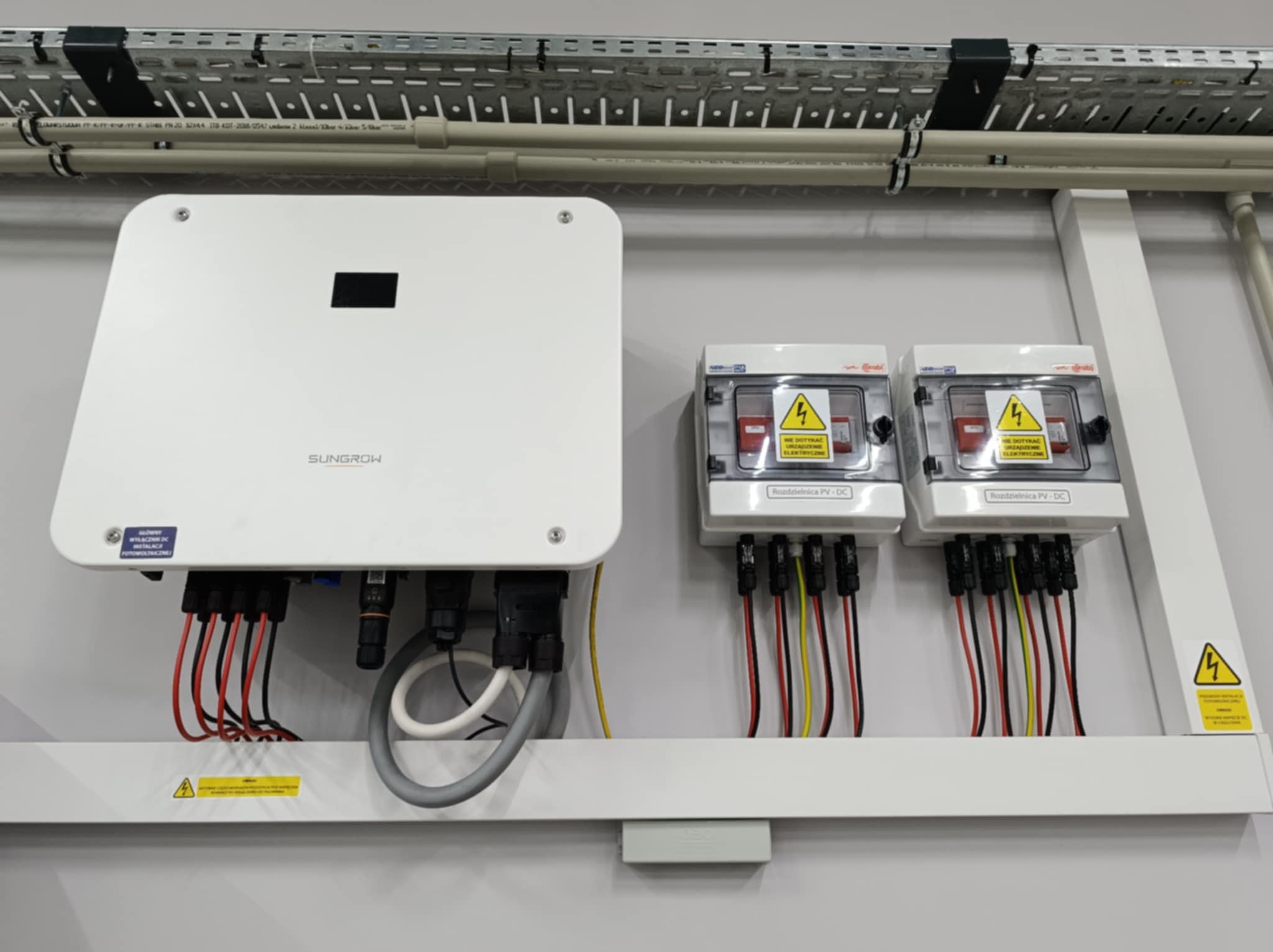 Instalacja fotowoltaiczna z falownikiem hybrydowym Sungrow SH25RT. Instalacja gotowa do współpracy z magazynem energii.