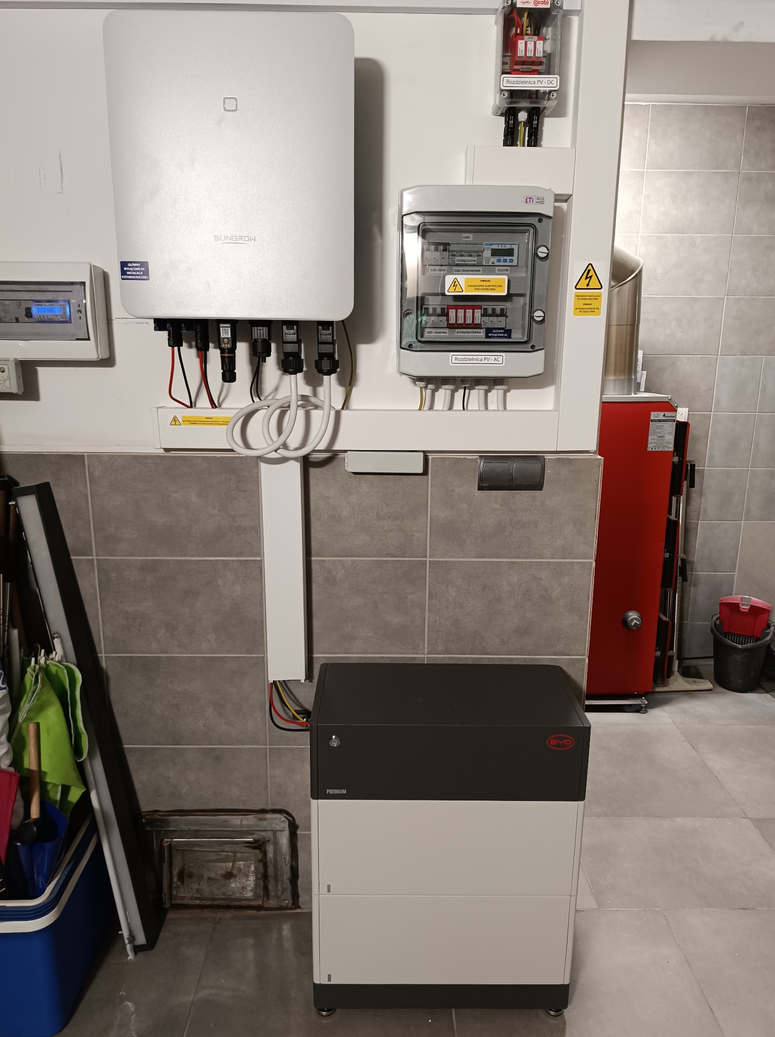 Instalacja fotowoltaiczna z falownikiem hybrydowym Sungrow SH10RT oraz magazynem energii BYD HVS o pojemniści 5,12kWh