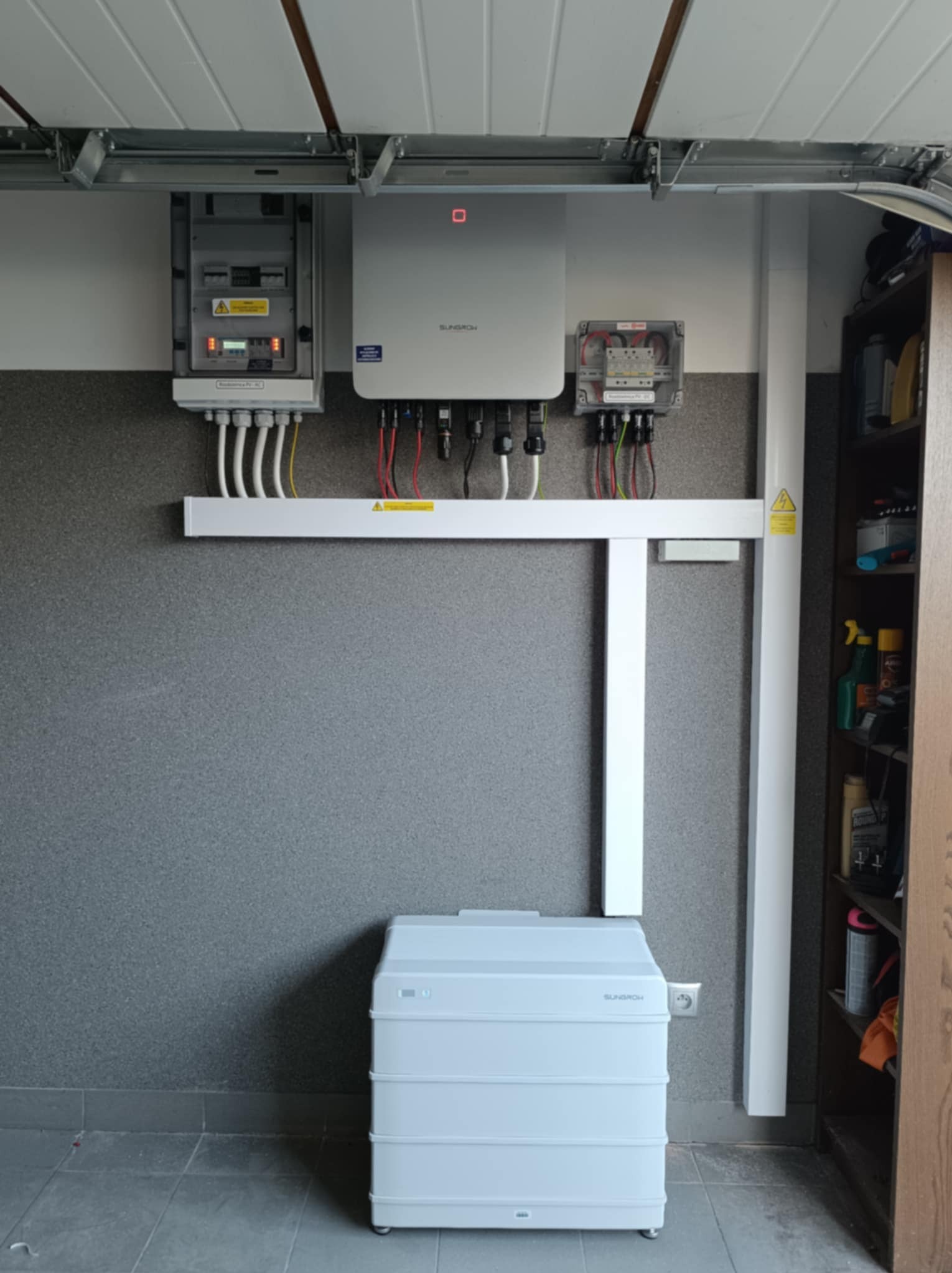 Instalacja fotowoltaiczna Sungrow SH10RT z magazynem energii SBR 9,6kWh i automatycznym przełącznikiem zasilania awaryjnego, zamontowana w garażu.