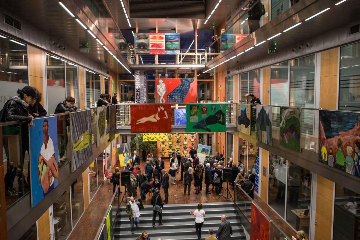 Nasze nagłośnienie podczas wernisażu wystawy Jacka Sroki w biurowcu Archetura.