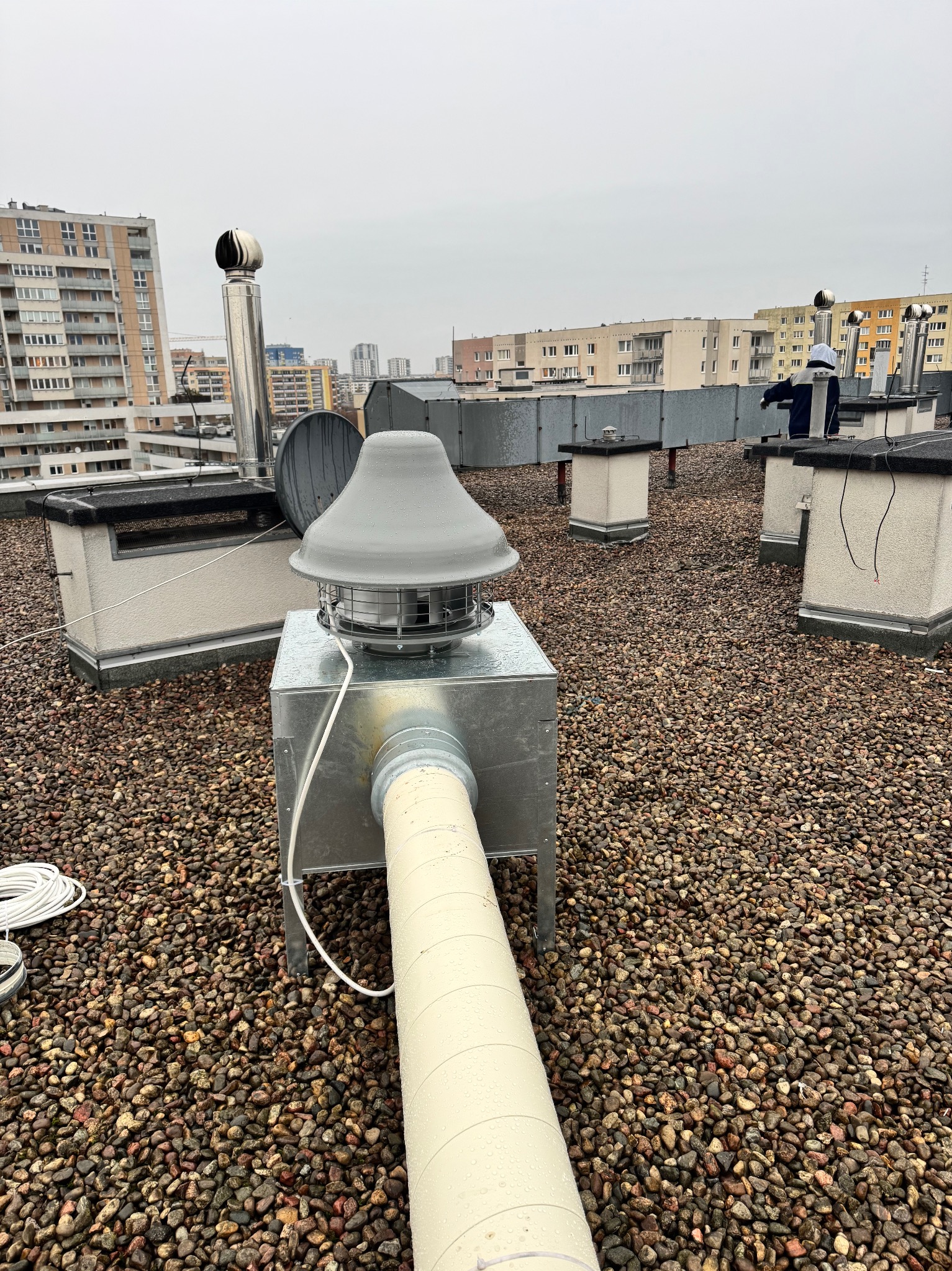 Wentylacja okapu Warszawa Mokotów rury malowane pod kolor elewacj na życzenie klienta