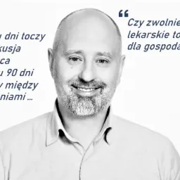 Portret uśmiechniętego mężczyzny z brodą na białym tle, z cytatami po obu stronach głowy, dotyczącymi dyskusji o zwolnieniach lekarskich i wymogach przerwy między nimi.