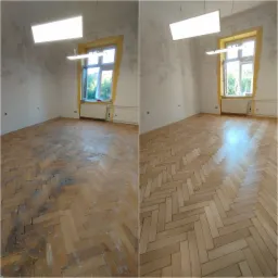 Porównanie stanu parkietu przed i po renowacji: zniszczona podłoga po lewej, odnowiona i wygładzona po prawej, ułożona we wzór jodełki w jasnym pomieszczeniu z oknem.