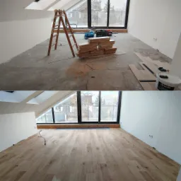 Dwuczęściowe zdjęcie przedstawia postęp prac w pokoju na poddaszu: górna część ukazuje przygotowanie podłoża, stertę paneli, drabinę i narzędzia, a dolna część prezentuje już ułożoną jasną podłogę...