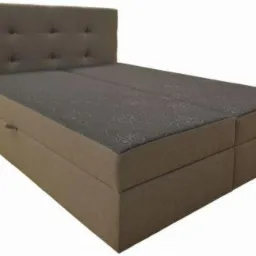 Tapicerowane łóżko kontynentalne w odcieniach szarości z wezgłowiem z guzikami i wbudowanymi szufladami, widoczne z perspektywy lekko z góry.